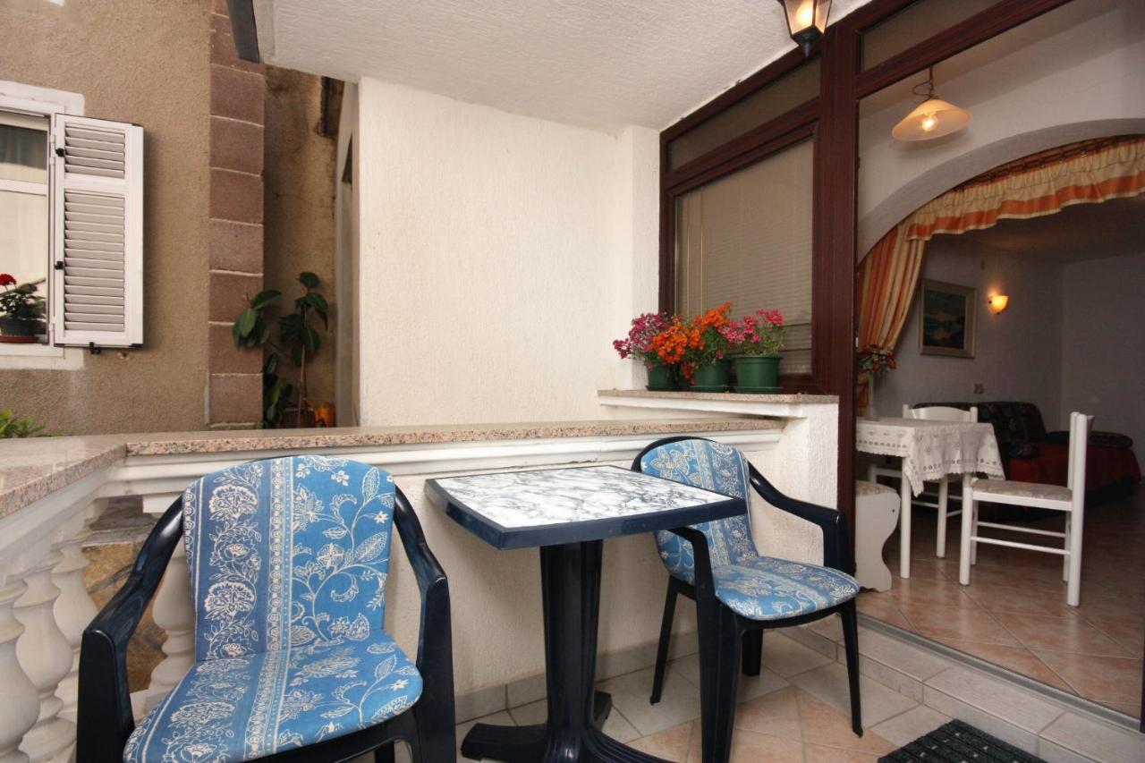 Apartments And Rooms With Parking Space Vrbnik, Krk - 5301 Exterior foto