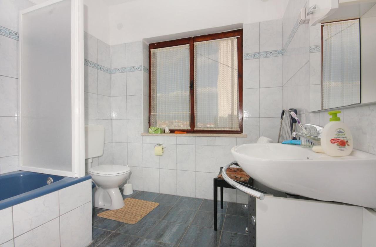 Apartments And Rooms With Parking Space Vrbnik, Krk - 5301 Exterior foto